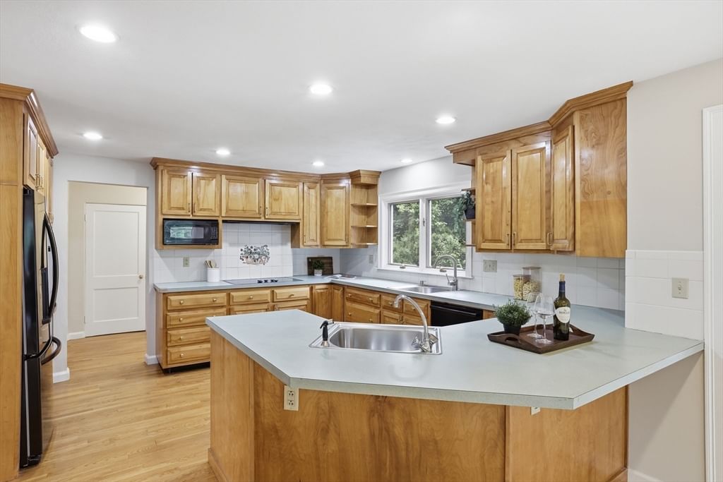 106 Concord Rd Bedford — Photo 8 of 38