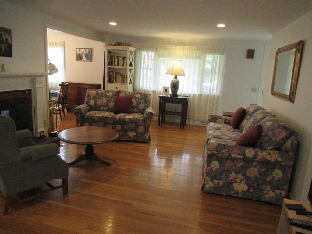 39 Phyllis Dr Yarmouth — Photo 3 of 28