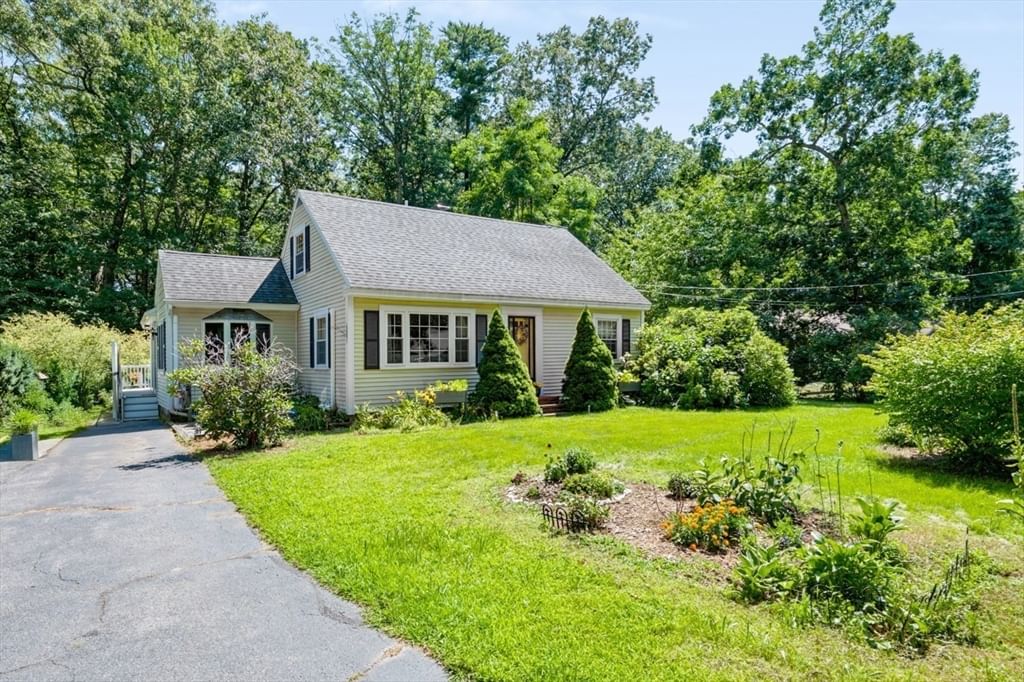19 Middle Rd Amesbury — Photo 2 of 42