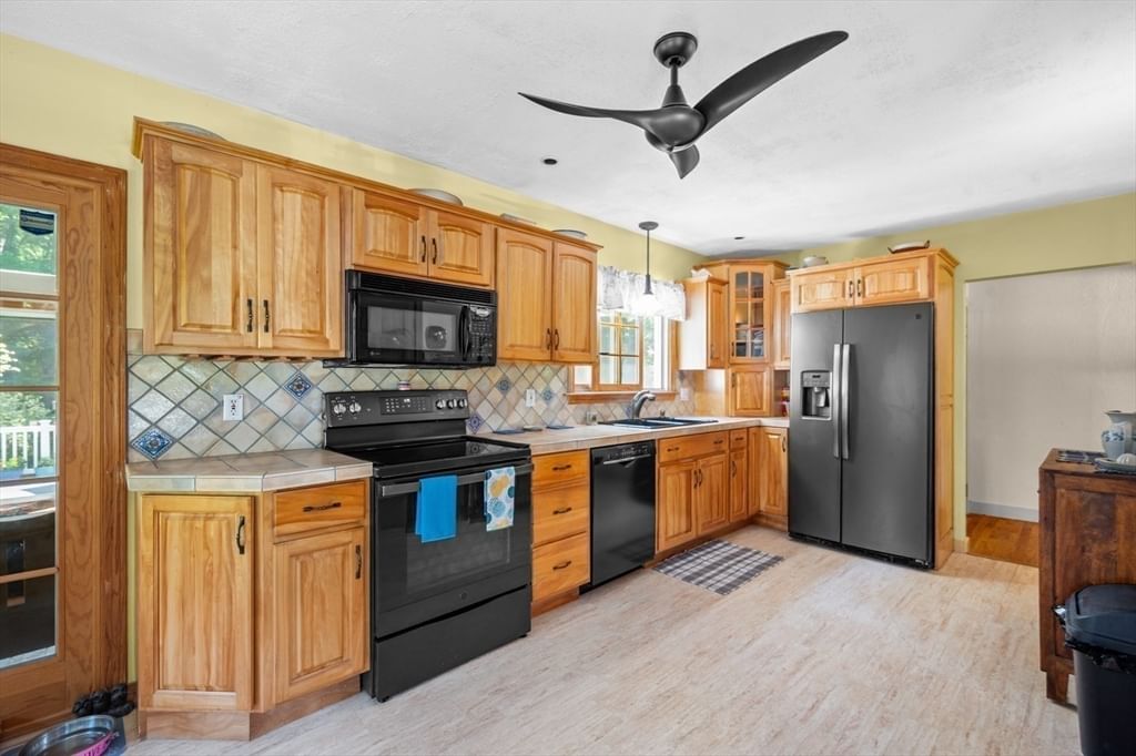 19 Middle Rd Amesbury — Photo 8 of 42