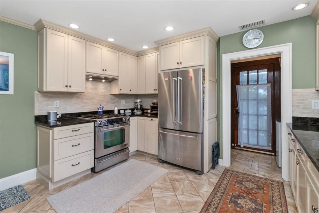 25-27 Flint Rd Watertown — Photo 4 of 40