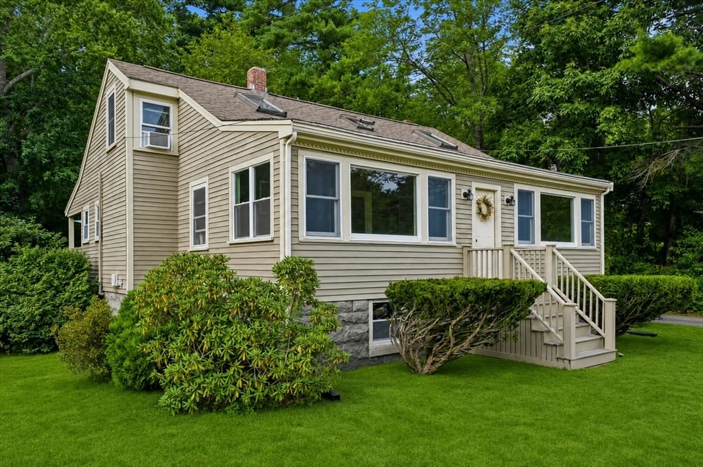 315 Maquan St Hanson — Photo 2 of 42