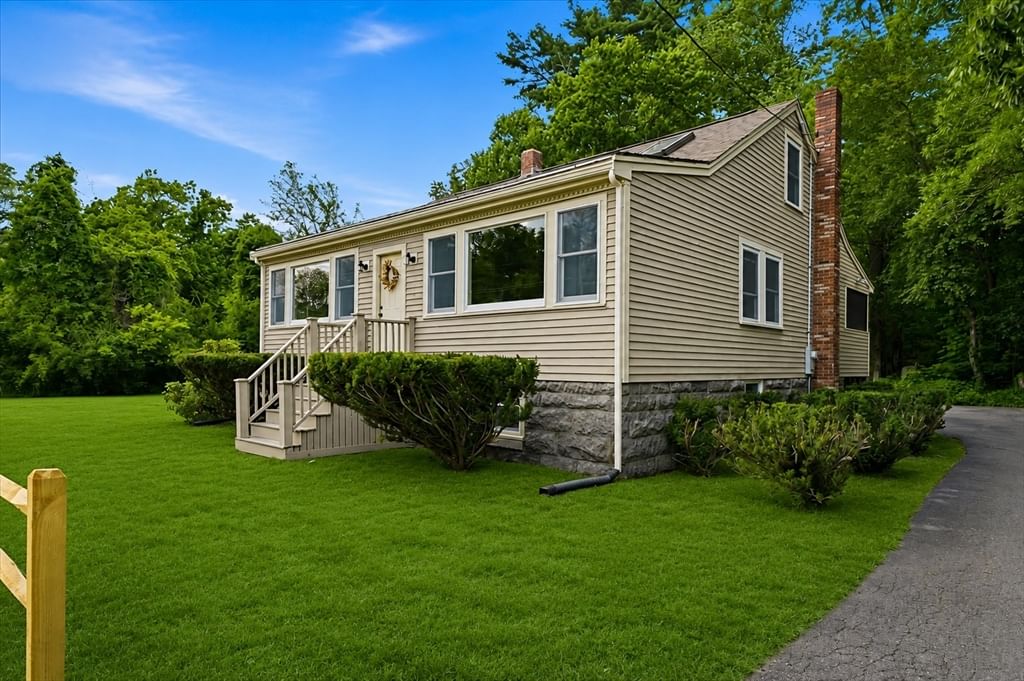 315 Maquan St Hanson — Photo 3 of 42