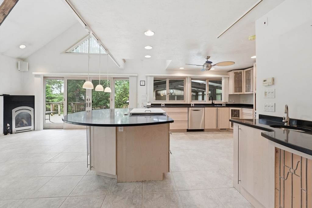 58 Lakeshore Dr Ext West Brookfield — Photo 17 of 41