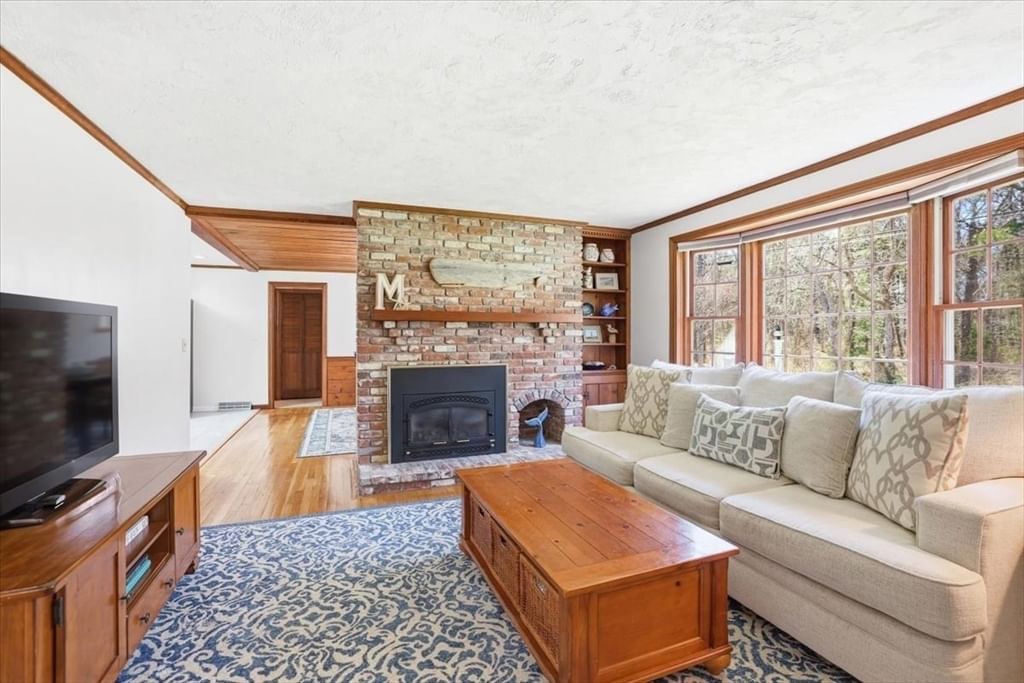 106 Pine Street Yarmouth — Photo 2 of 25