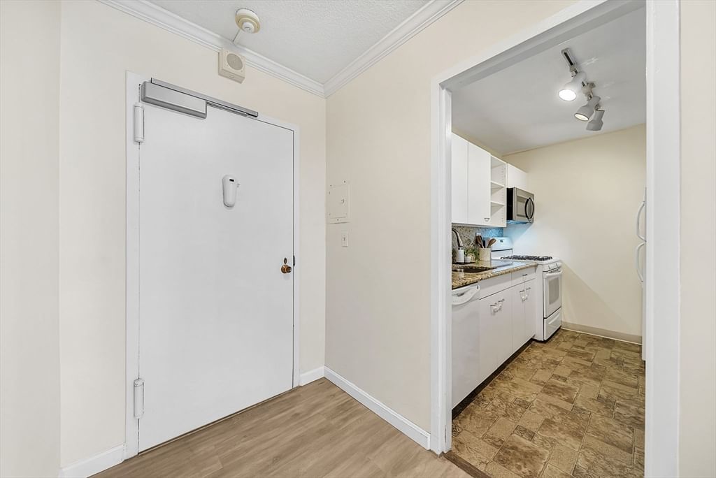 9 Hawthorne Pl #7H Boston — Photo 15 of 35