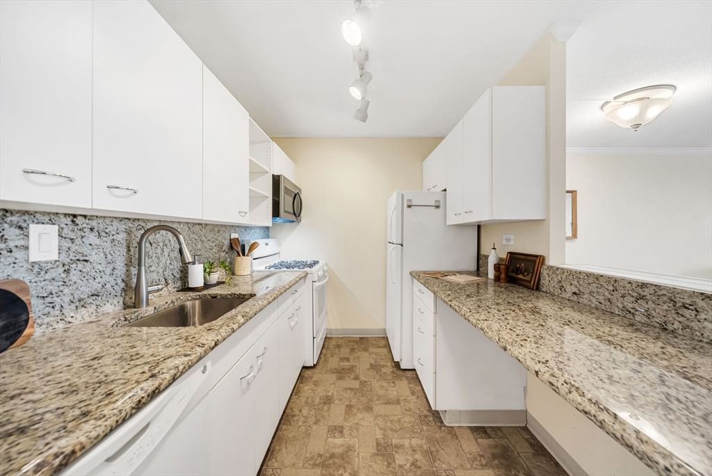 9 Hawthorne Pl #7H Boston — Photo 17 of 35
