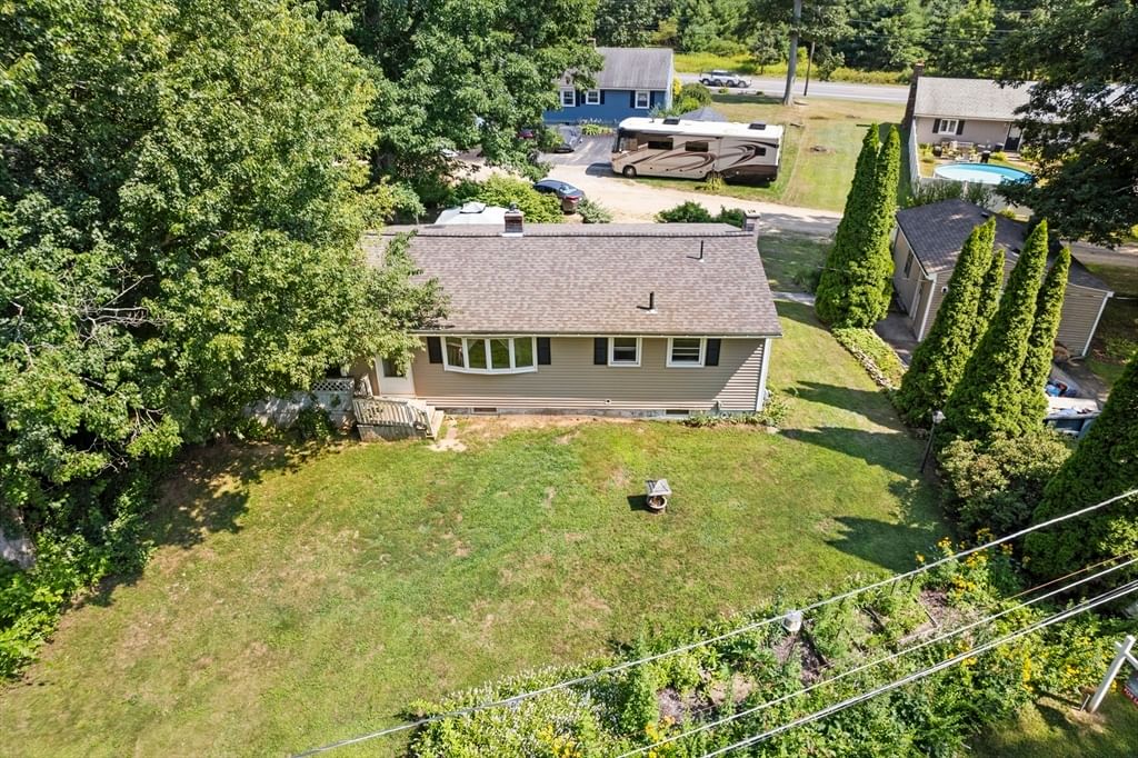 122 Paula Cir East Brookfield — Photo 7 of 33