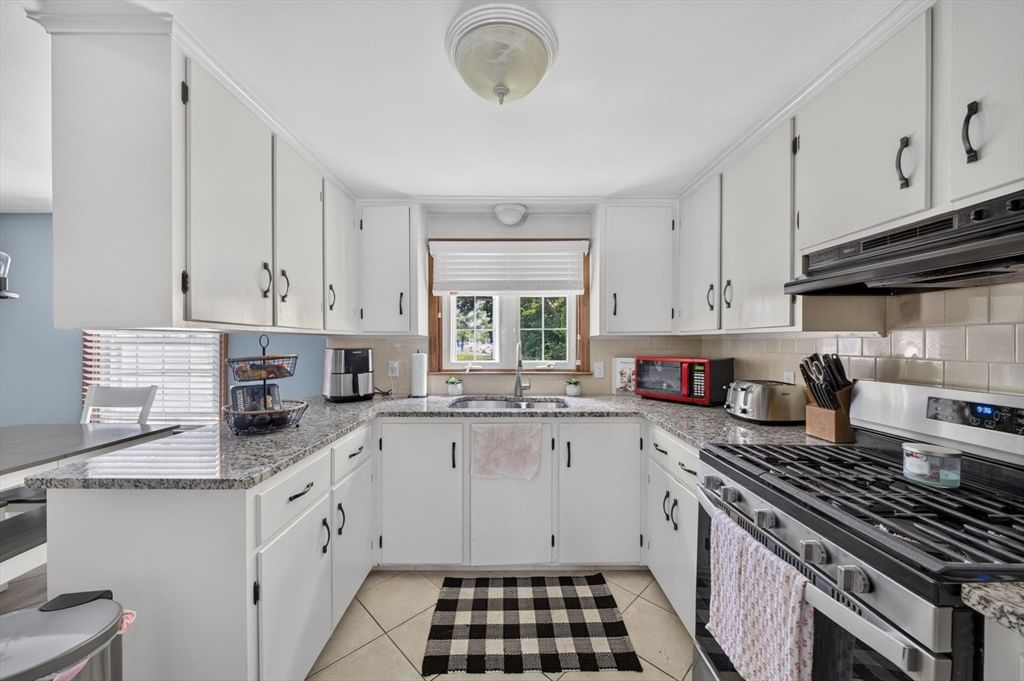 458 Orswell St Fall River — Photo 15 of 33