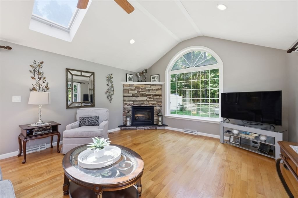 37 Squirrel Rd Springfield — Photo 14 of 42