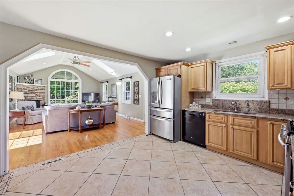 37 Squirrel Rd Springfield — Photo 8 of 42