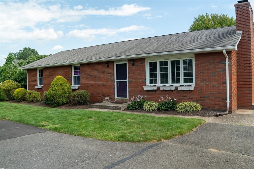 571 Mill St Agawam — Photo 2 of 31