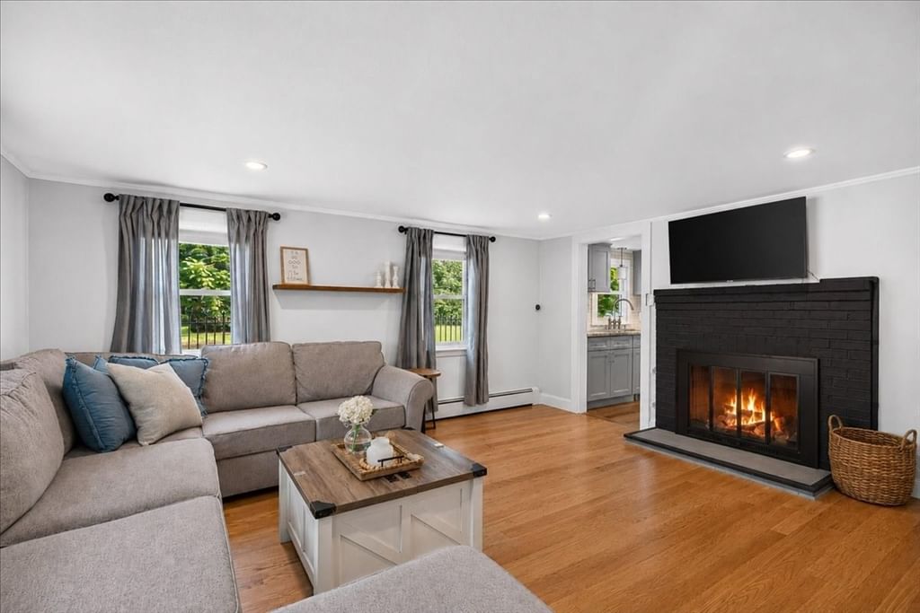 72 Bonnie Brier Cir Hingham — Photo 16 of 35
