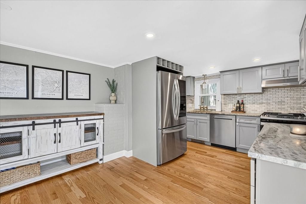 72 Bonnie Brier Cir Hingham — Photo 5 of 35