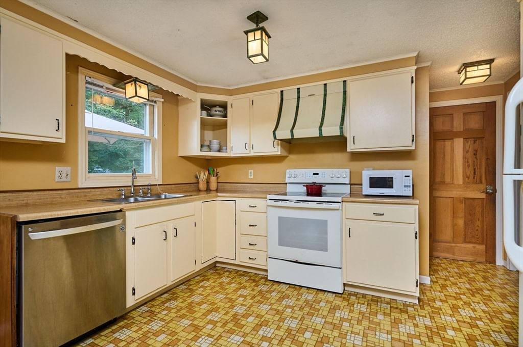 21 Old Bernardston Rd Northfield — Photo 8 of 42