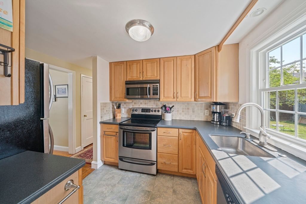 272 Belmont St Quincy — Photo 6 of 39