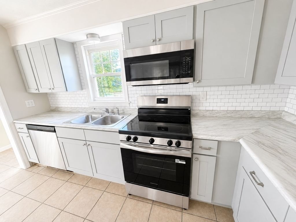 63 Prairie Ave Swansea — Photo 6 of 19