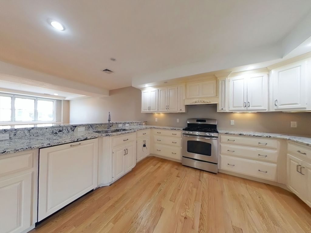 109 Farwell St #109 Newton — Photo 1 of 21