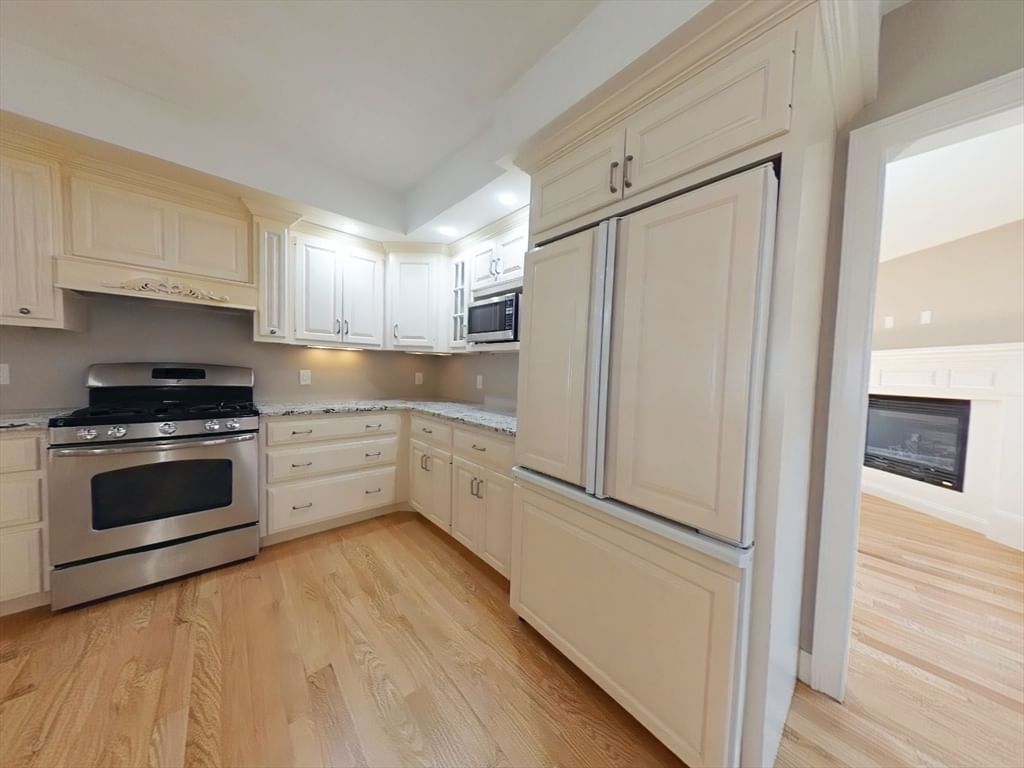 109 Farwell St #109 Newton — Photo 2 of 21