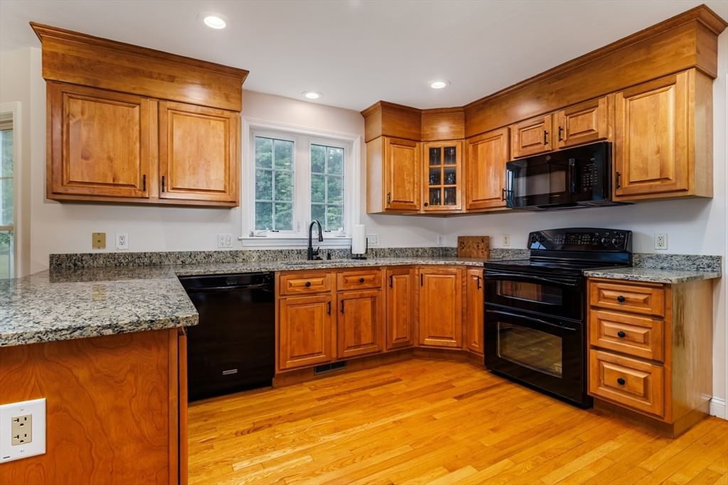 562 Mendon Rd Sutton — Photo 5 of 42