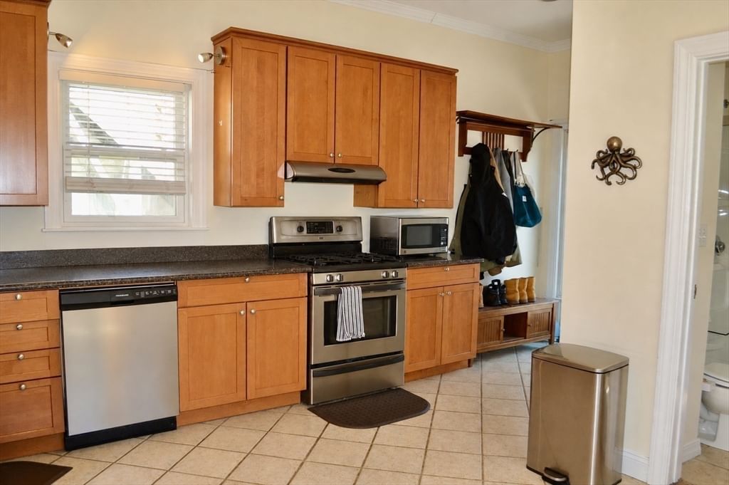 13 Howe St Somerville — Photo 4 of 28