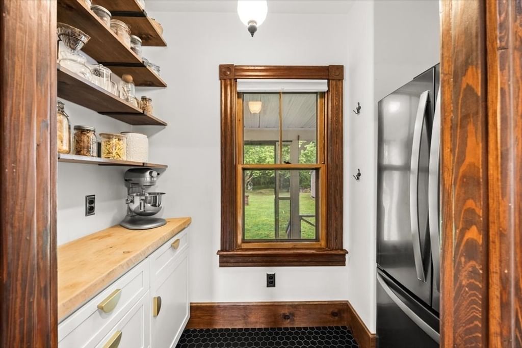 544 Main Street Acushnet — Photo 8 of 42