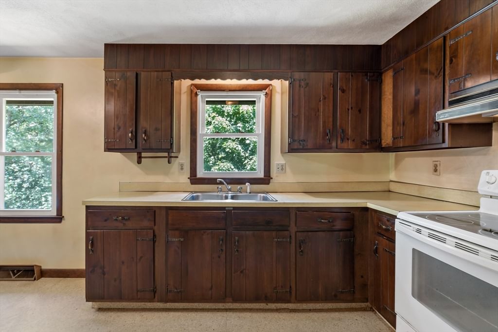 39 Grant Street Attleboro — Photo 5 of 25