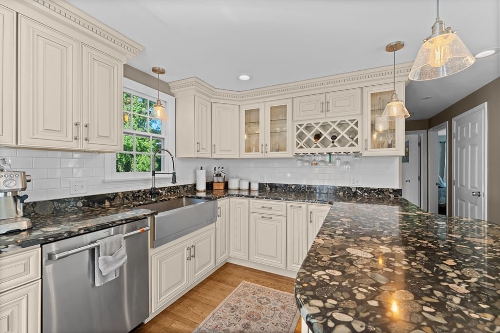 28 Lawrence Street Danvers — Photo 5 of 41