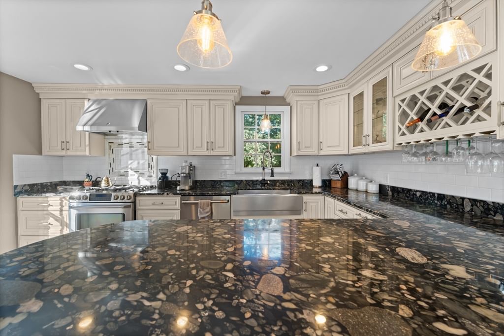 28 Lawrence Street Danvers — Photo 6 of 41