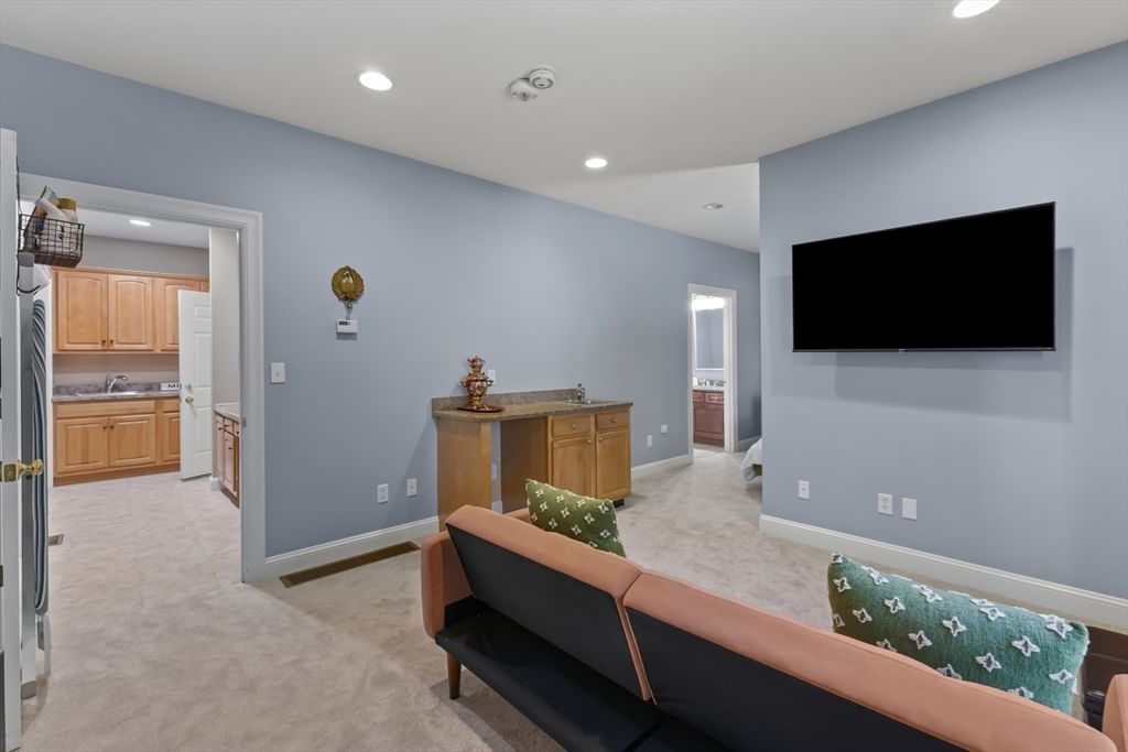 8 Karen Ln Milford — Photo 14 of 41