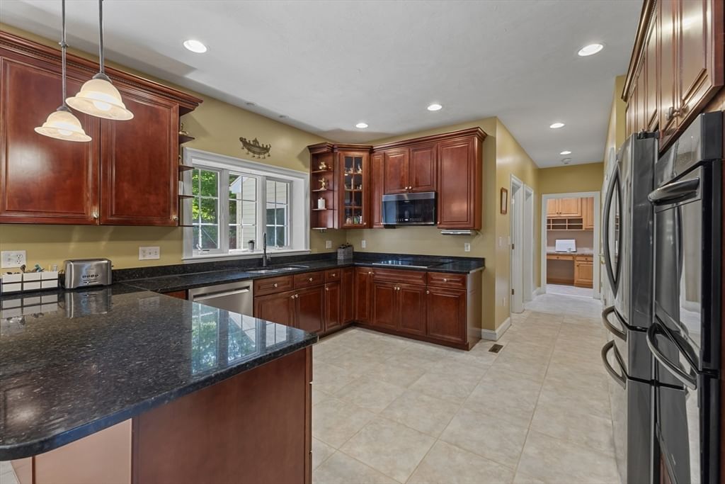 8 Karen Ln Milford — Photo 6 of 41