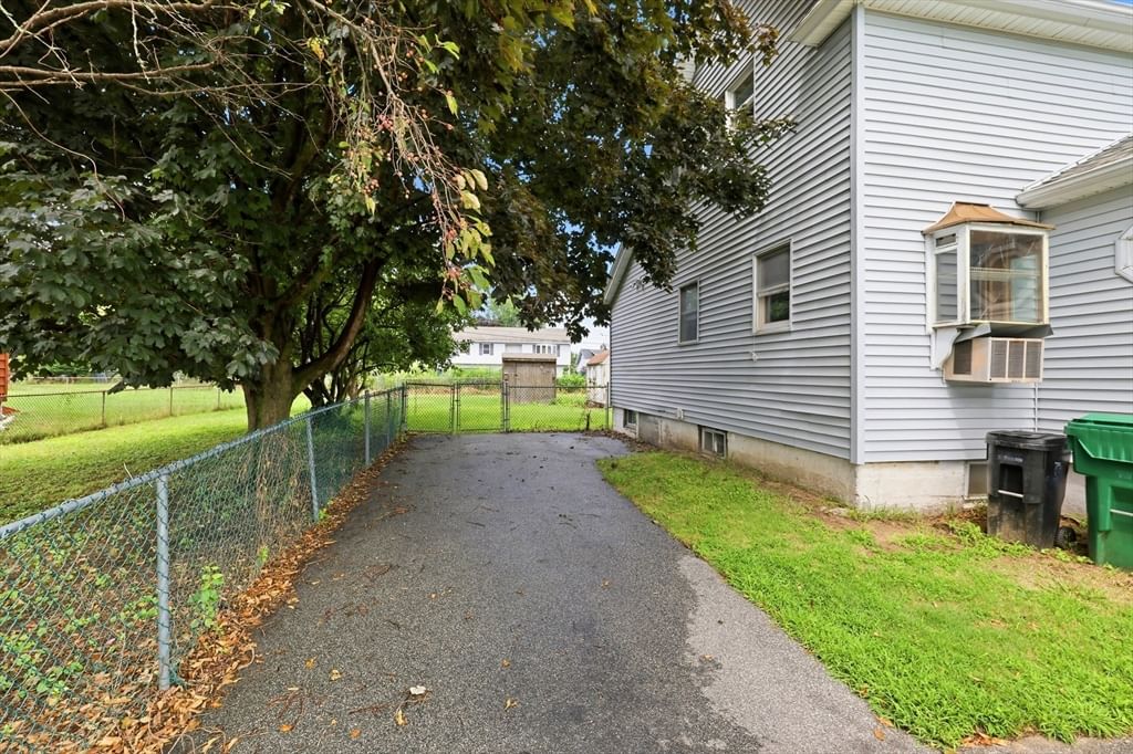 118 Blanchwood Ave Chicopee — Photo 4 of 32