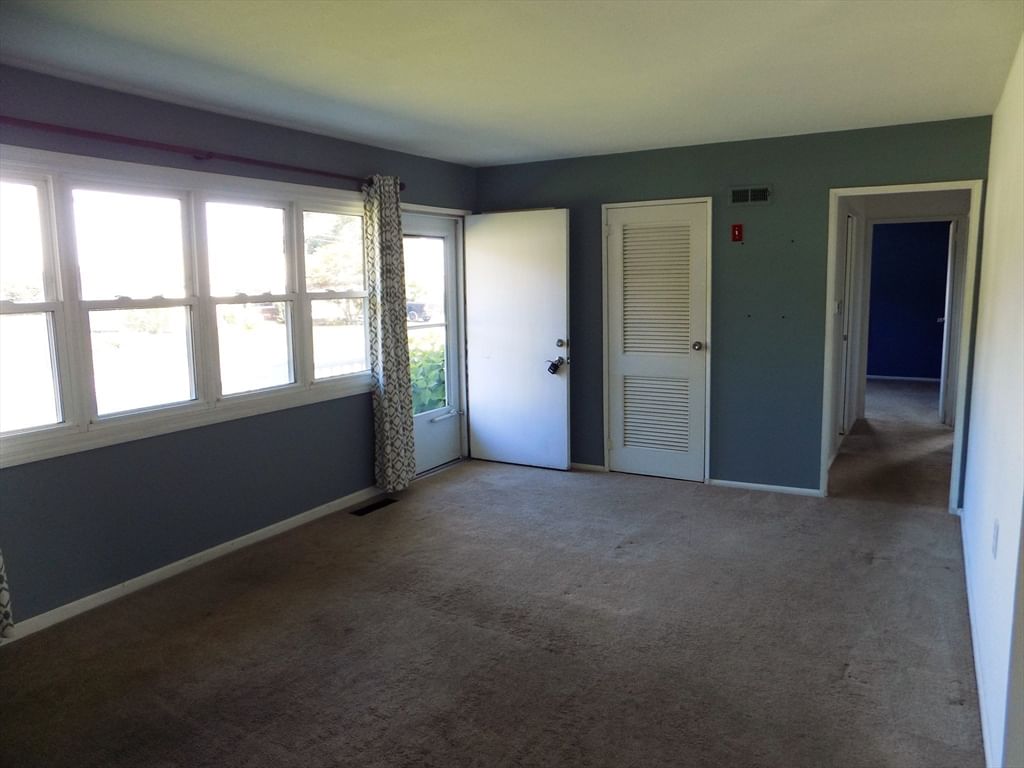 4 South Richard St Milford — Photo 3 of 25