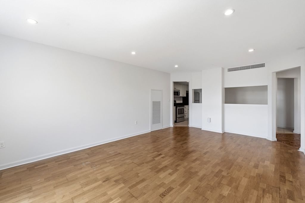 165 Cottage #701 Chelsea — Photo 4 of 37