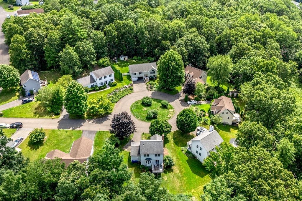 8 Cobb Ln Belchertown — Photo 2 of 29