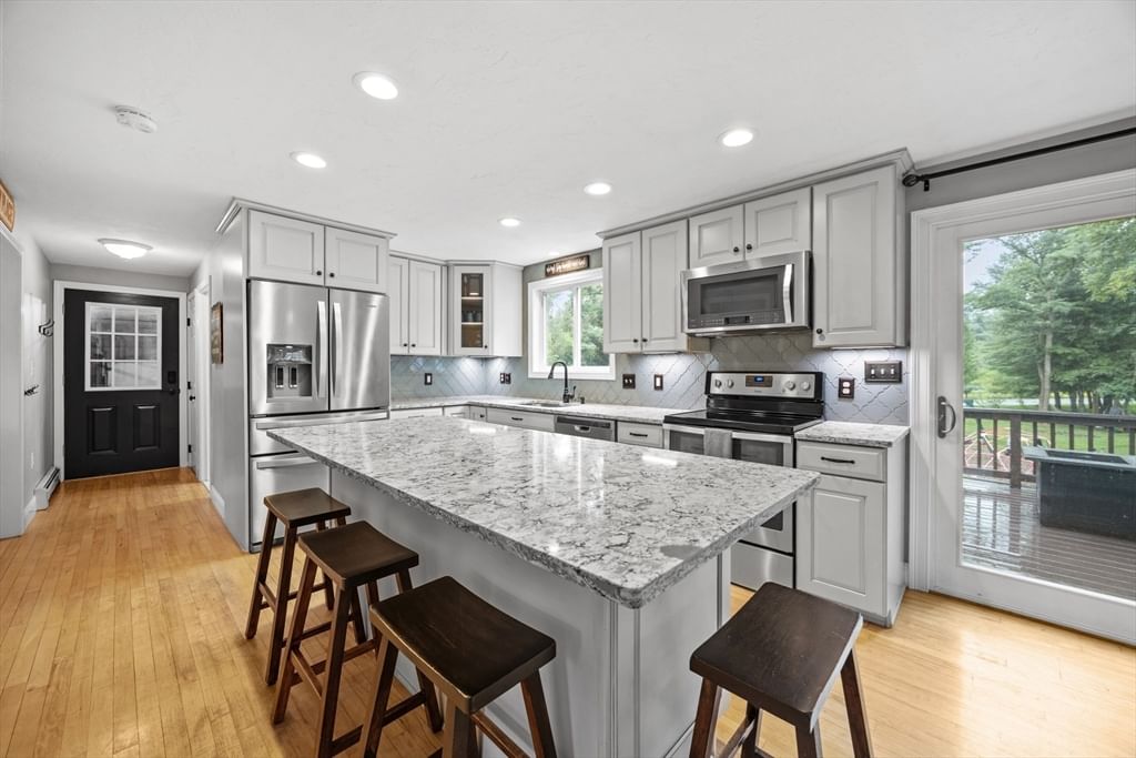 2 Bettys Neck Rd Lakeville — Photo 2 of 42