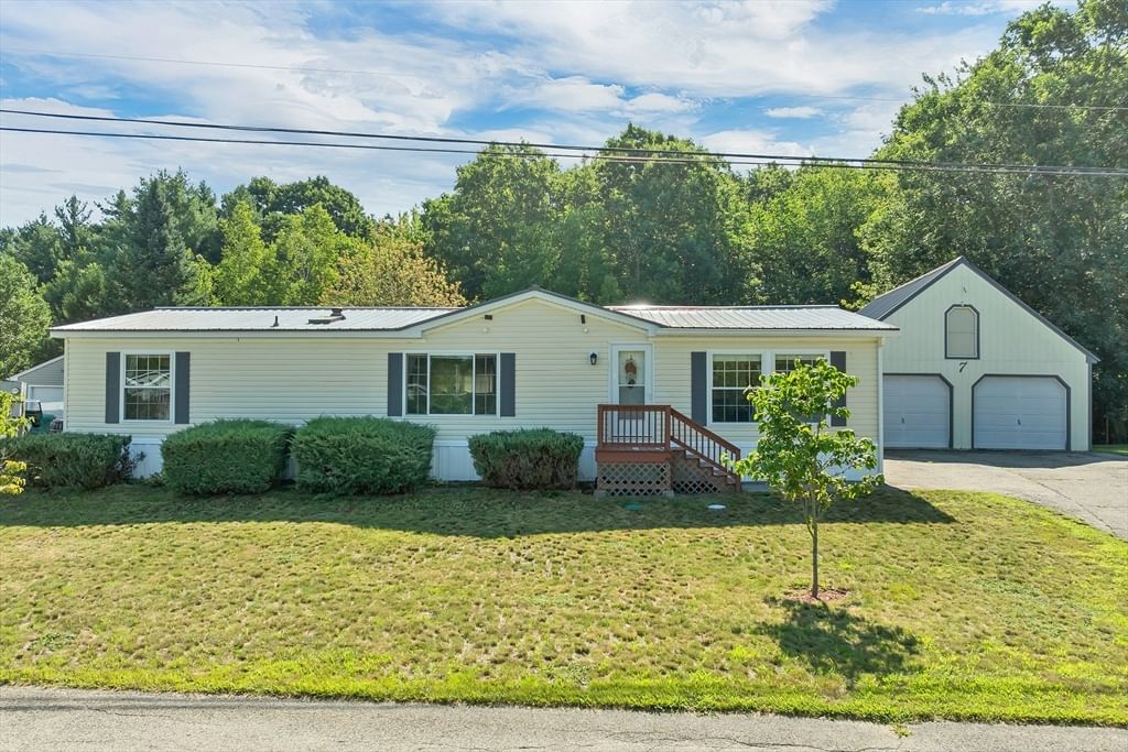 7 Cammett Drive, Raymond, NH 03077