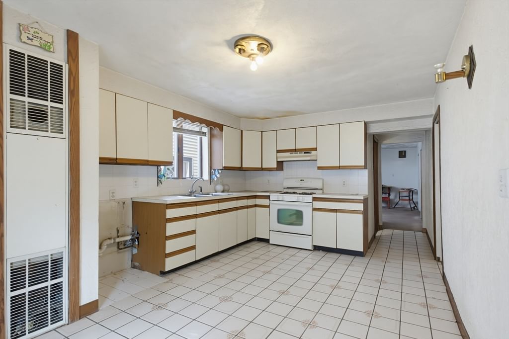 259 Havre St Boston — Photo 3 of 37
