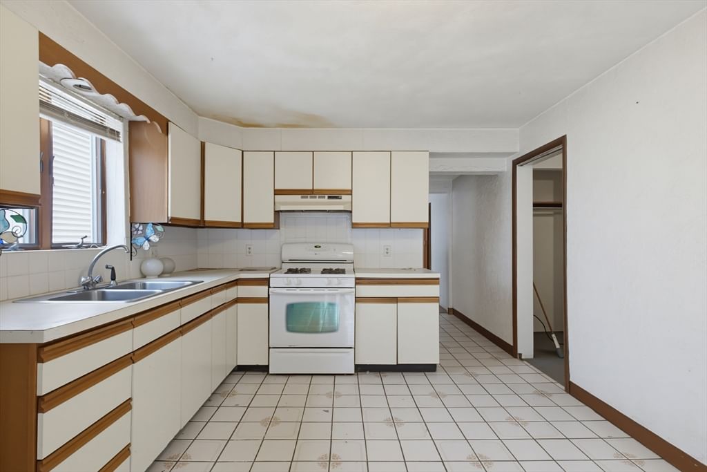259 Havre St Boston — Photo 4 of 37