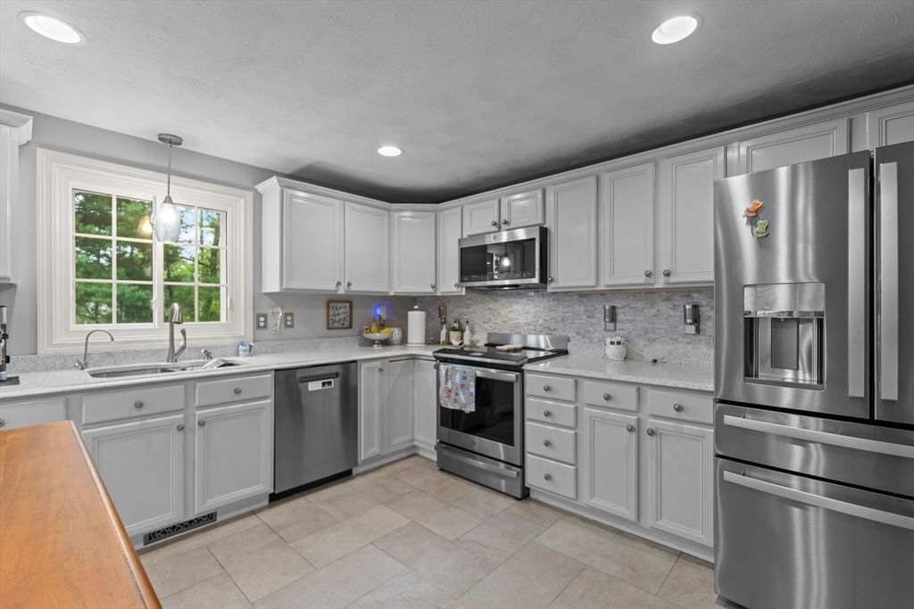 31 Lauren Way Lowell — Photo 13 of 36