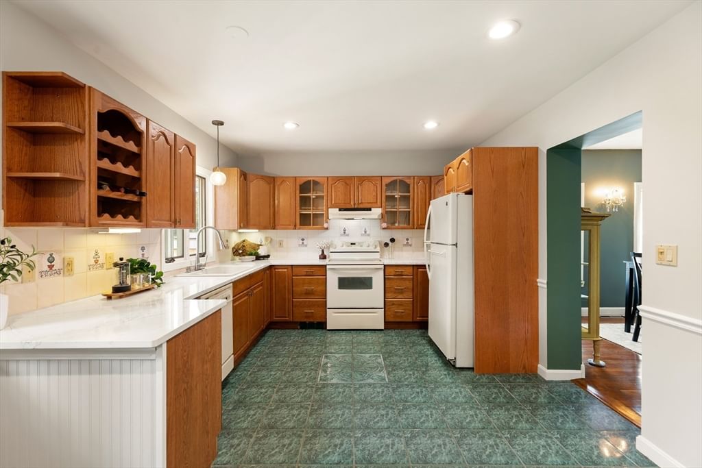 10 Robinson Street Saugus — Photo 10 of 34