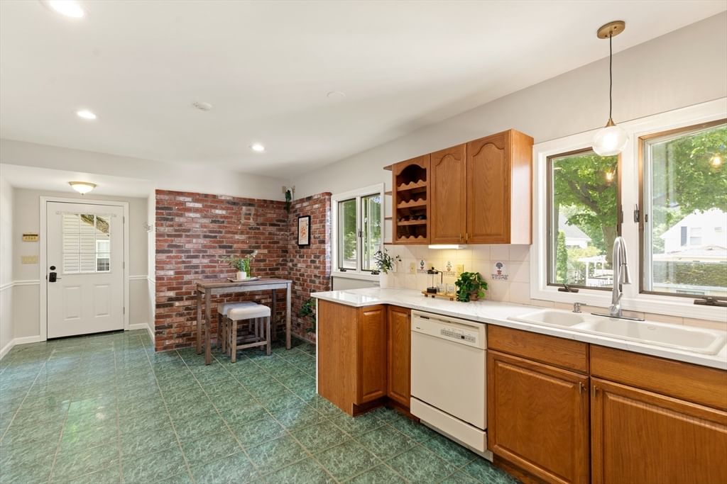10 Robinson Street Saugus — Photo 12 of 34