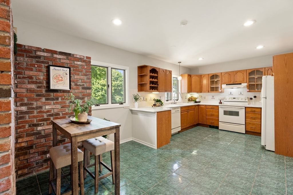 10 Robinson Street Saugus — Photo 13 of 34