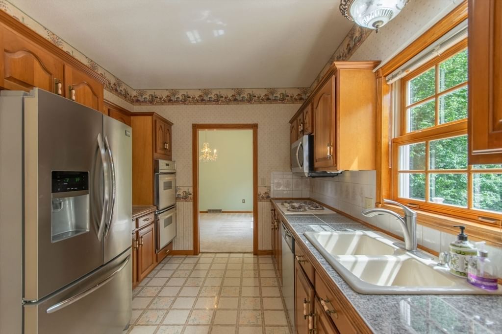 20 Nolan Lane Agawam — Photo 4 of 42