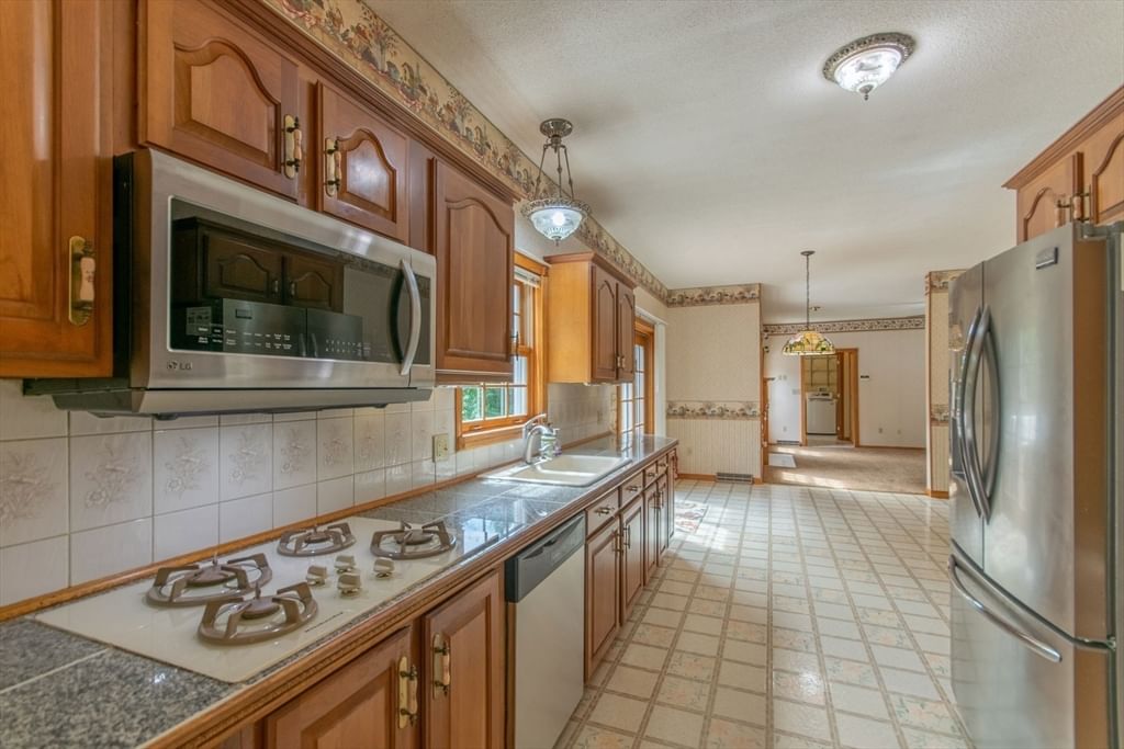 20 Nolan Lane Agawam — Photo 5 of 42