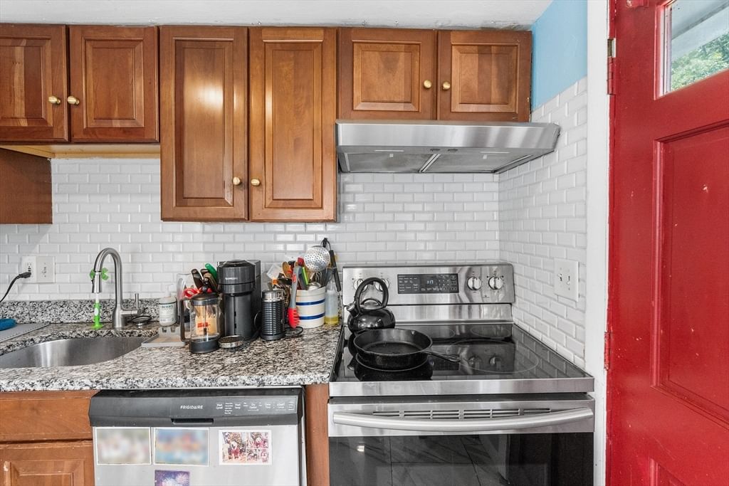 46 Stonehill Rd Boston — Photo 3 of 24