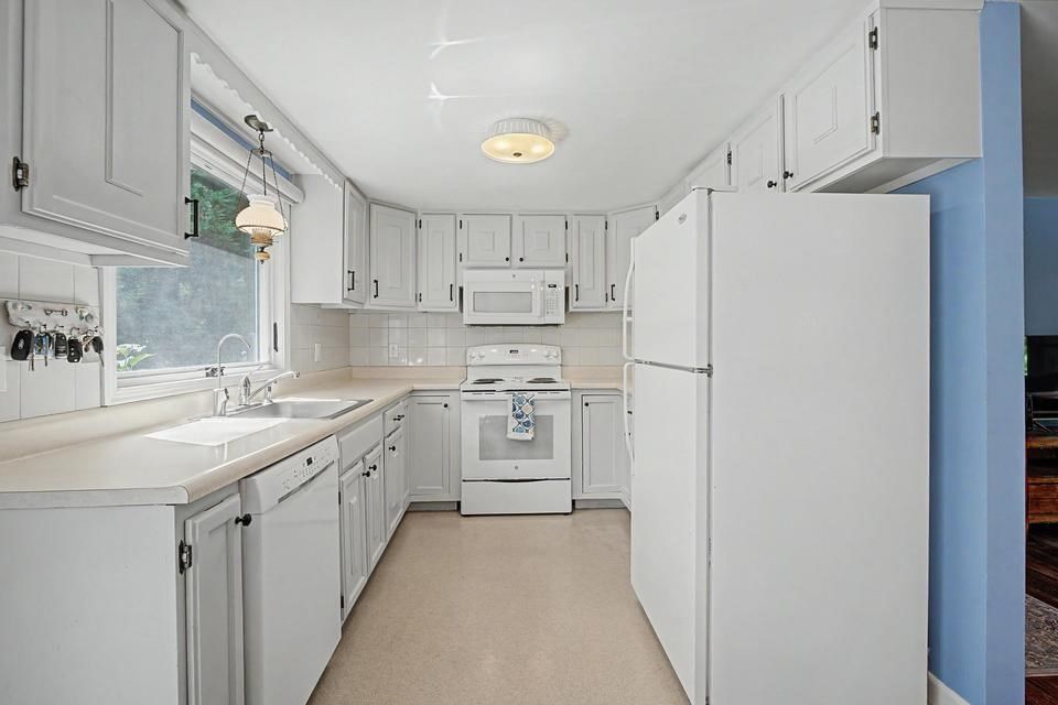 4 Susan Lane Brewster — Photo 6 of 27