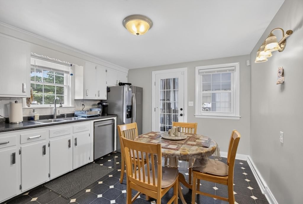 12 Claude Rd Chelmsford — Photo 3 of 41