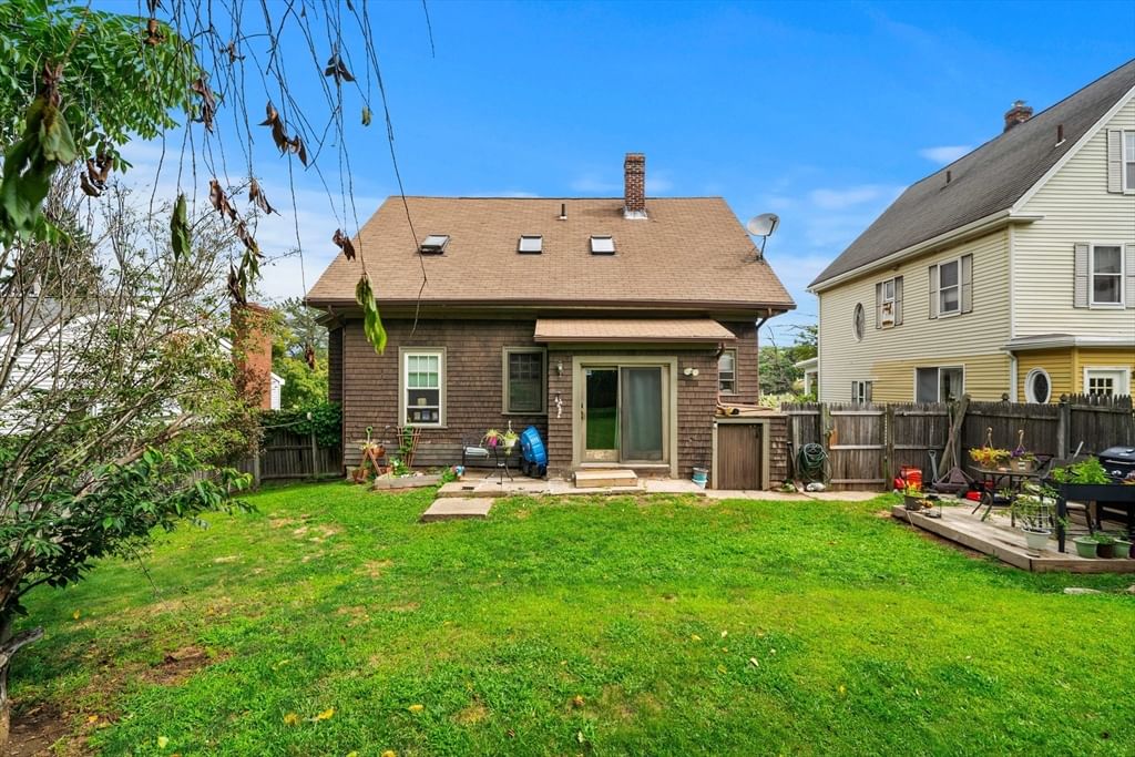225 North St Salem — Photo 3 of 24