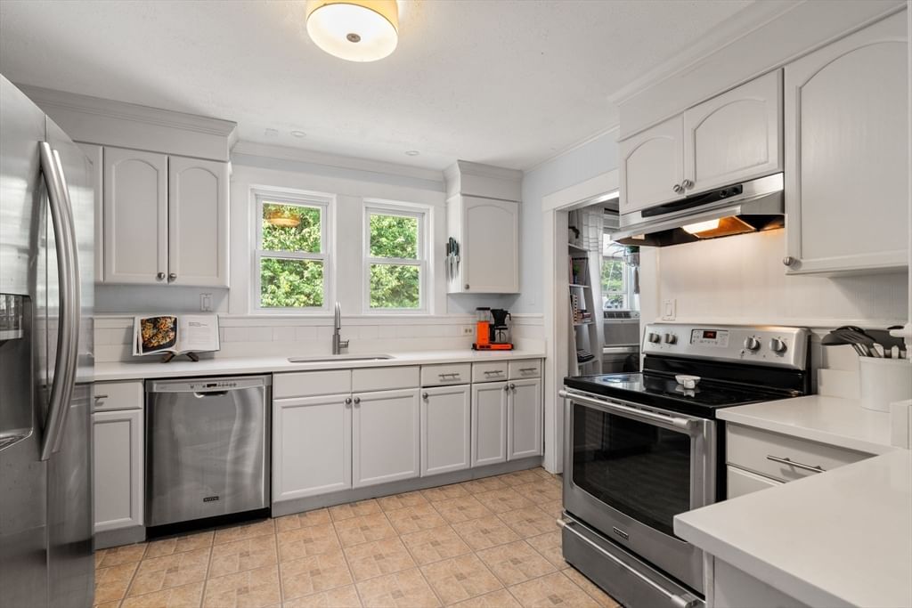 39 Dale Street Medfield — Photo 13 of 30
